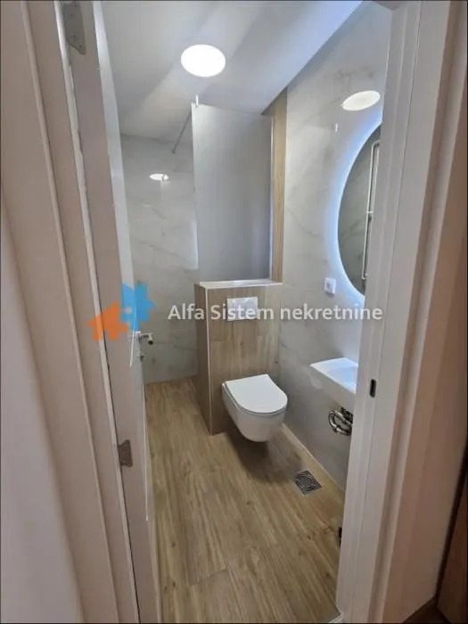 Izdavanje, četvorosoban stan, 120m², Savski Venac, Beograd