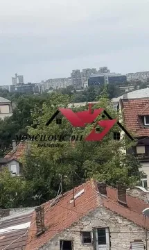 Pogled sa prozora na okolne zgrade i gradsko naselje. - image 5