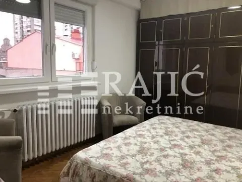 Nameštena spavaća soba sa velikim bračnim krevetom, ormarom i foteljama. - image 12