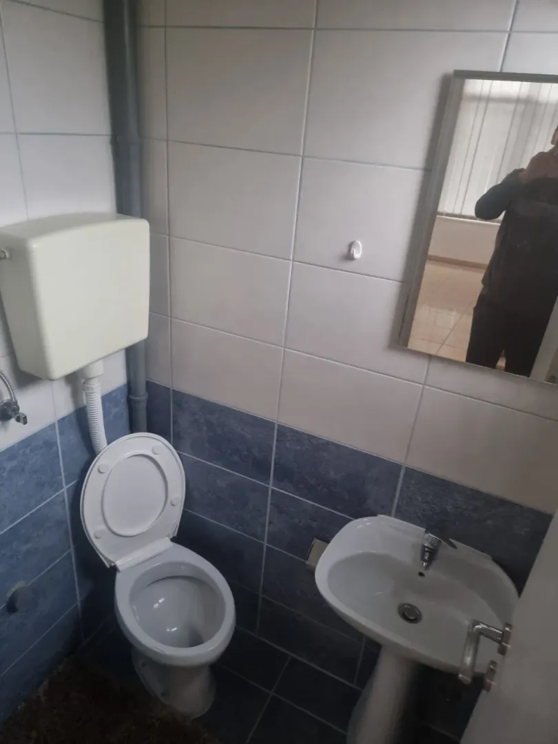 Manje kupatilo sa toaletom i umivaonikom.