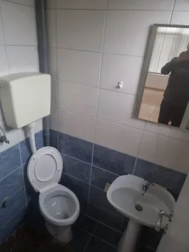 Manje kupatilo sa toaletom i umivaonikom. - image 20