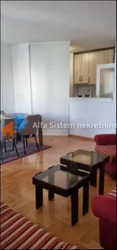 Dnevna soba sa garniturom, stočićima i trpezarijom u pozadini. - image 4