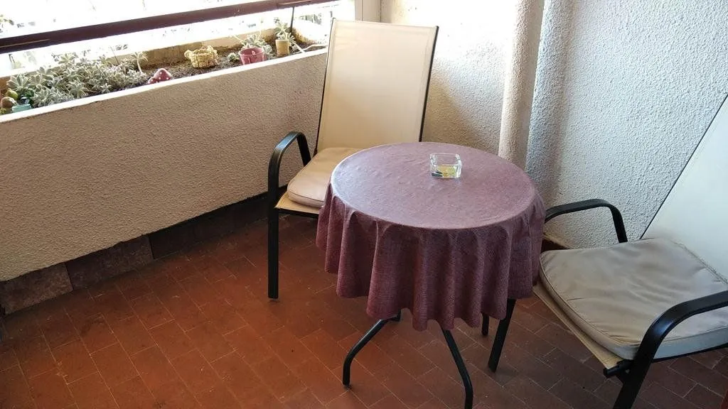 Manji namješteni balkon sa stolom i dvije stolice.