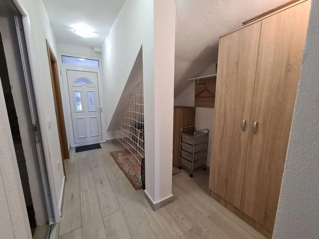 Izdavanje, dvosoban stan, 75m², Blok 5, Podgorica
