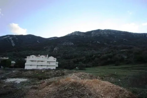 Pogled na okolnu prirodu i brda sa zgradom u daljini. - image 6