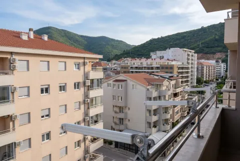 Pogled sa terase na okolne zgrade i brda. - image 10