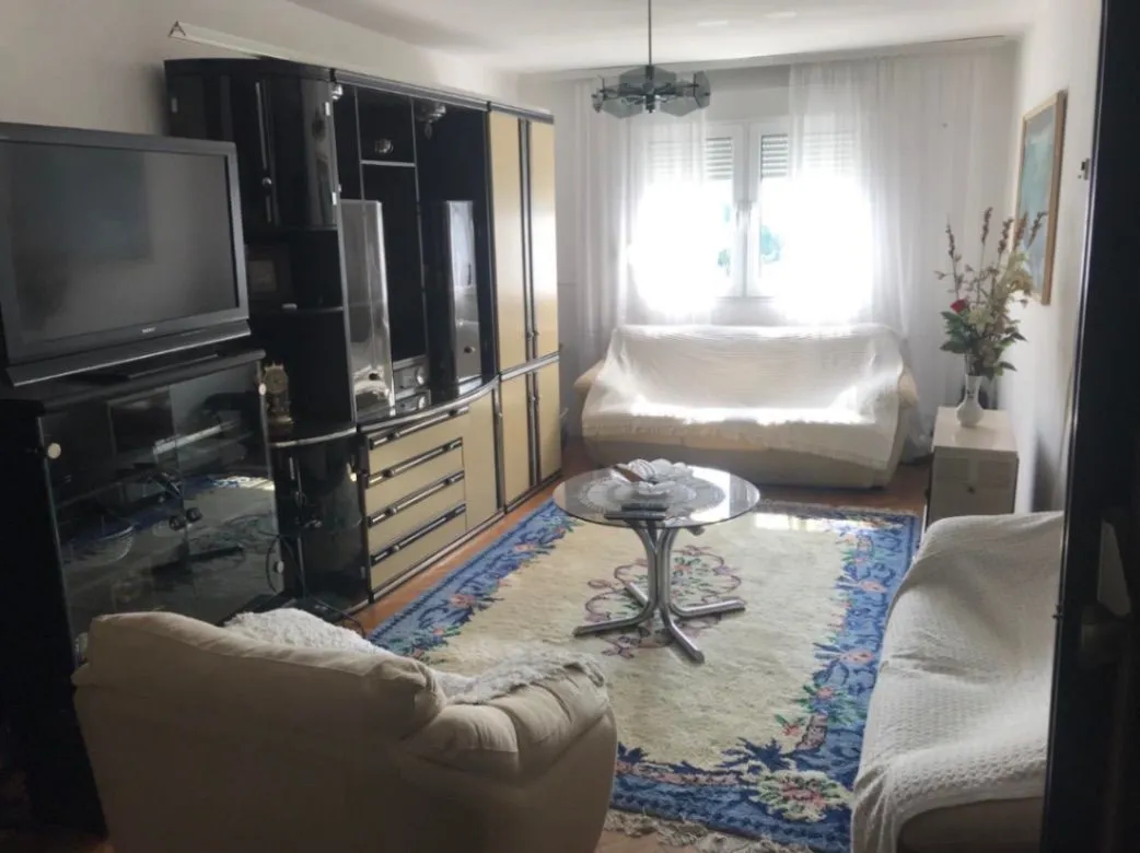 Izdavanje, dvosoban stan, 78m², Centar, Bar