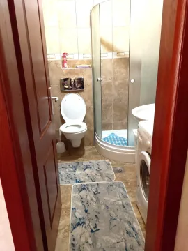 Manje kupatilo sa tuš kabinom, WC šoljom i veš mašinom. - image 9