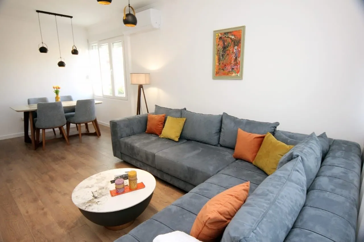 Izdavanje, dvosoban stan, 73m², Centar, Tivat
