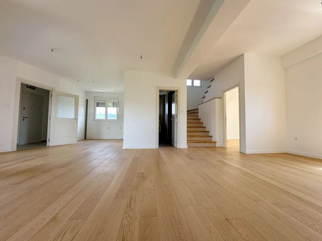 Prodaja, četvorosoban stan, 160m², Drač, Podgorica