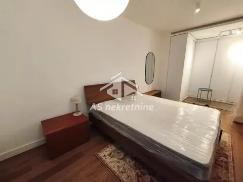 Nameštena spavaća soba sa bračnim krevetom i ugrađenim plakarom. - image 14