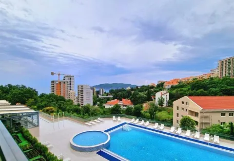 Pogled na bazen, okolne zgrade i grad iz apartmana. - image 8