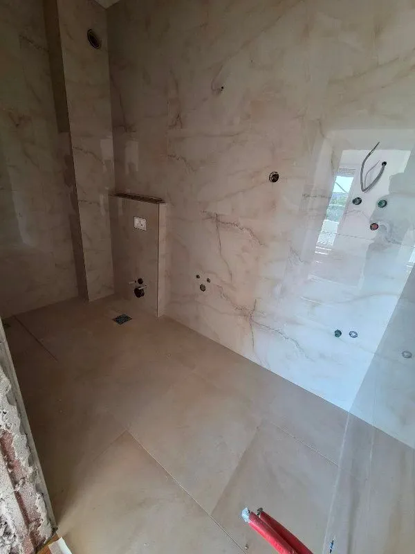 Kupatilo u fazi opremanja obloženo mernernim pločicama.