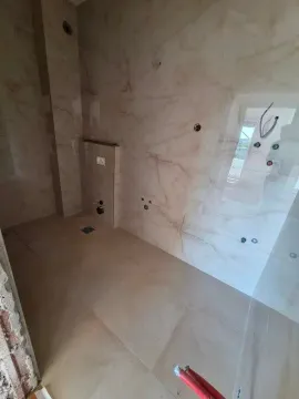 Kupatilo u fazi opremanja obloženo mernernim pločicama. - image 5