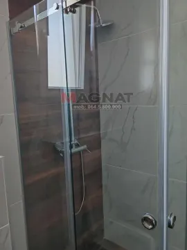 Pogled na tuš kabinu sa staklenim paravanom i keramičkim pločicama. - image 18