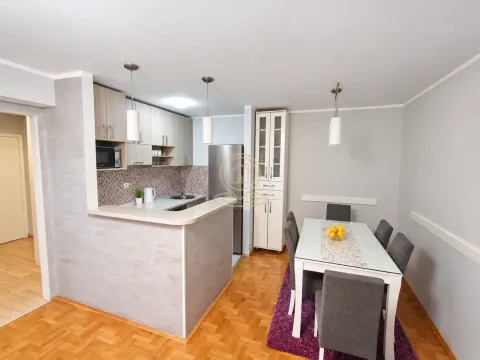 Kuhinja sa šankom i trpezarijom u sklopu otvorenog prostora. - image 4