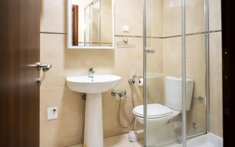 Kompaktno kupatilo sa umivaonikom, WC šoljom i tuš kabinom. - image 7