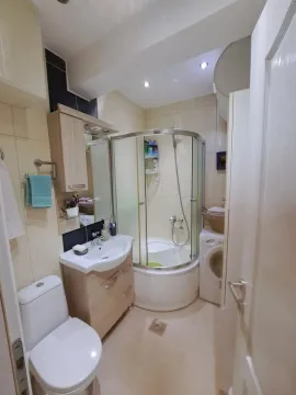 Kompaktno kupatilo sa tuš kabinom, umivaonikom i wc šoljom. - image 9