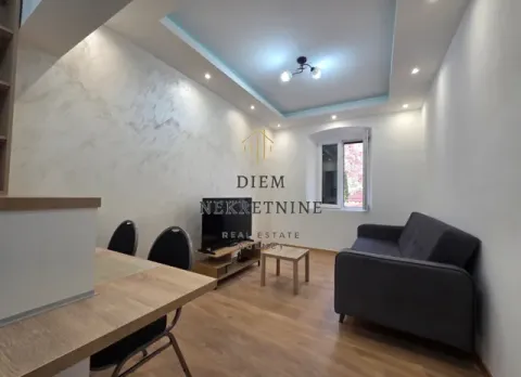Dnevni boravak sa garniturom, trpezarijskim stolom i TV-om. - image 2