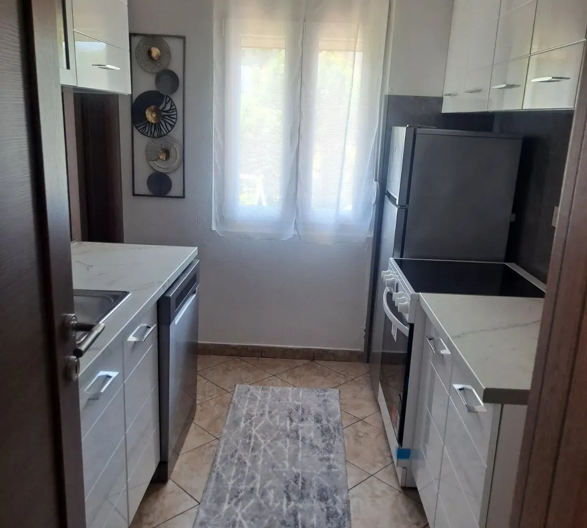 Izdavanje, trosoban stan, 130m², Stari Aerodrom, Podgorica