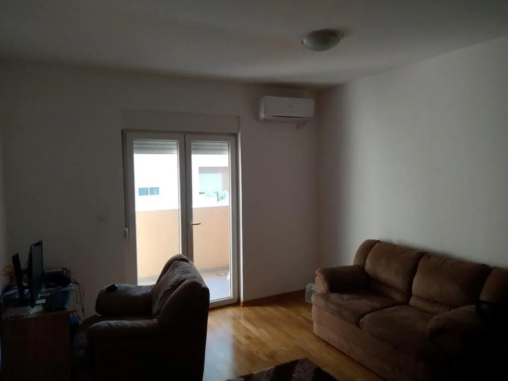 Living room with furniture and access to the terrace.