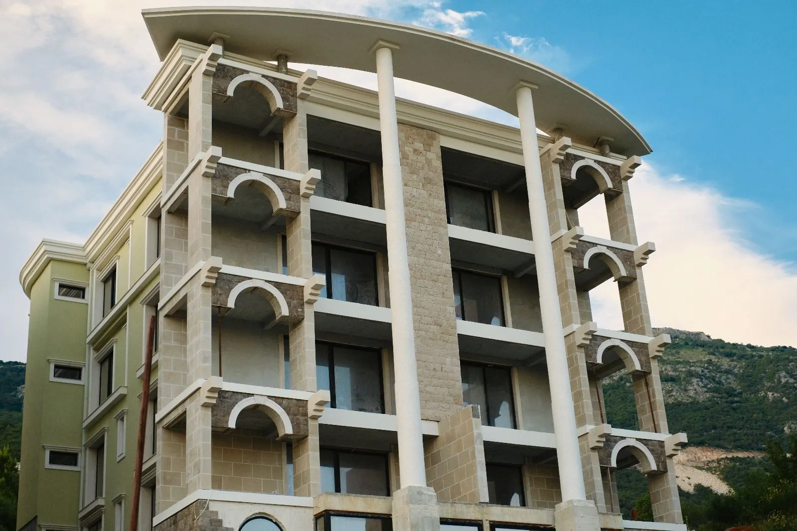 Prodaja, ugostiteljski objekat, 3600m², Markovići, Budva