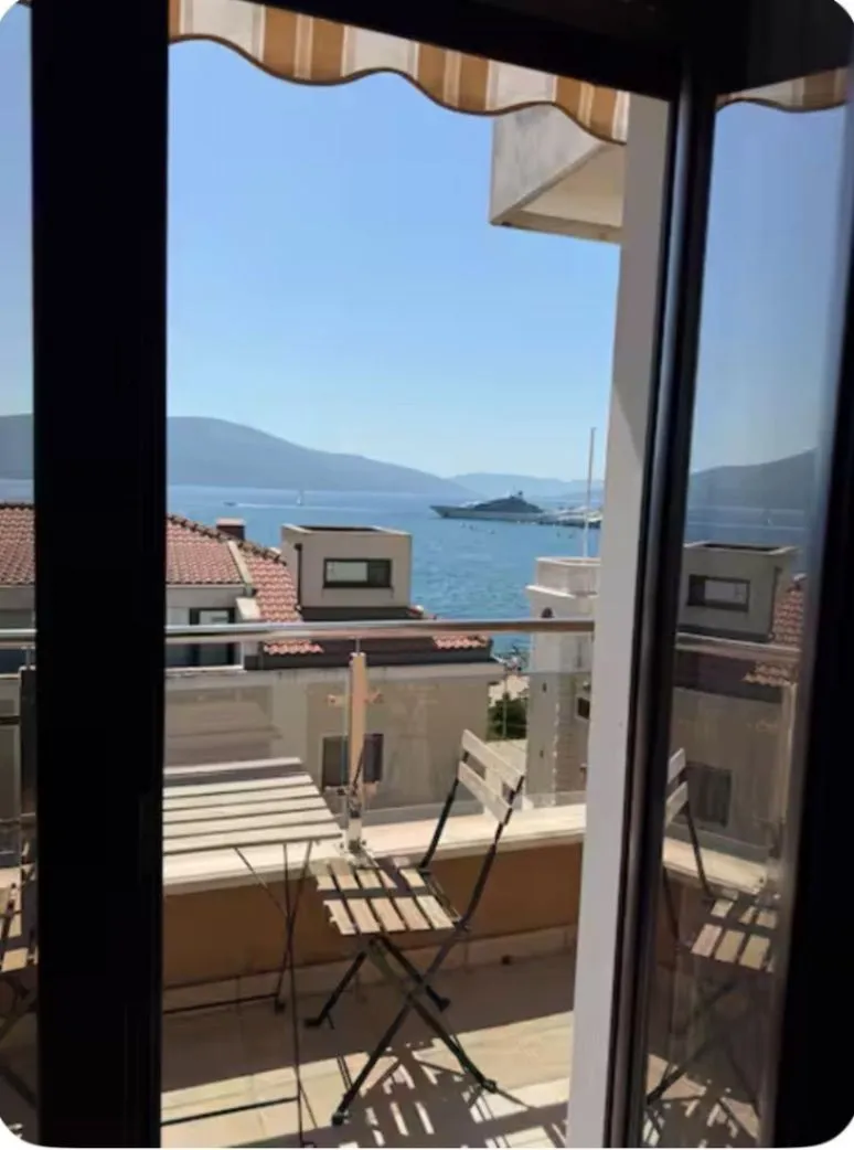 Izdavanje, dvosoban stan, 96m², Centar, Tivat