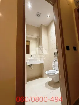 Pogled na kupatilo sa WC šoljom i umivaonikom kroz otvorena vrata. - image 14