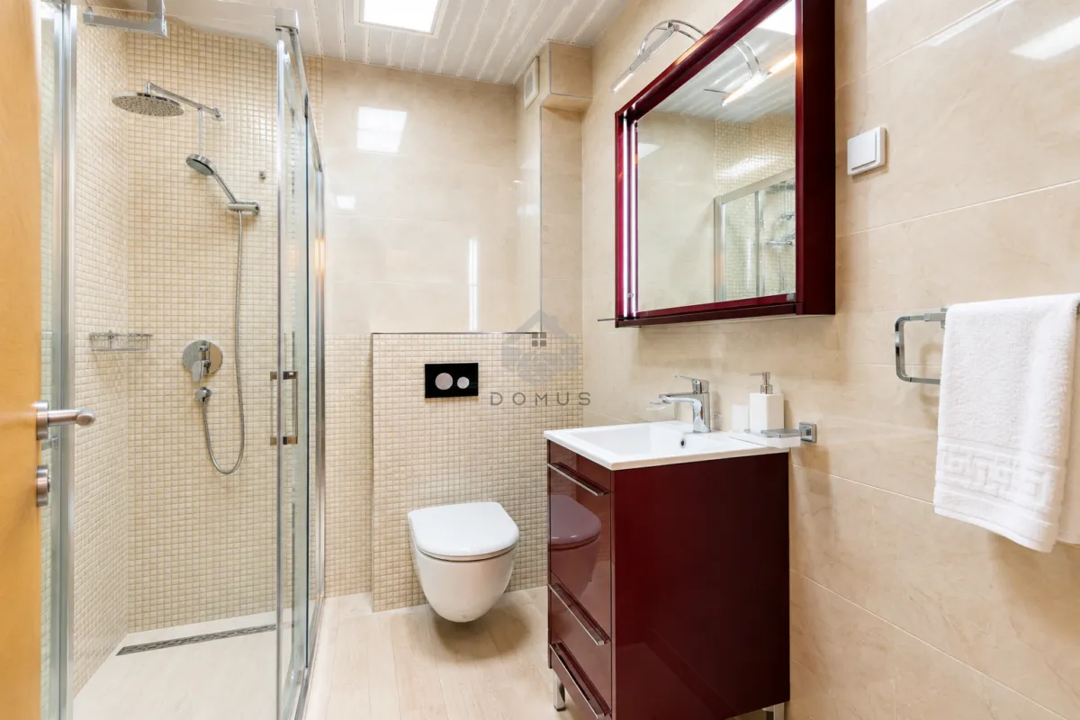 Moderne kupatilo sa tuš kabinom, umivaonikom i wc šoljom.