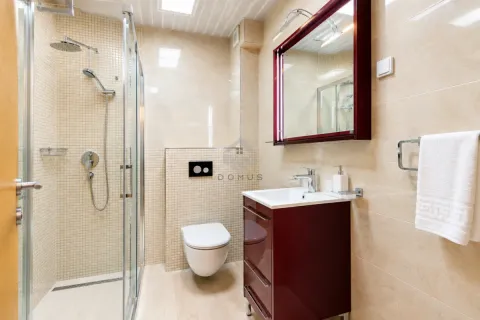 Moderne kupatilo sa tuš kabinom, umivaonikom i wc šoljom. - image 9