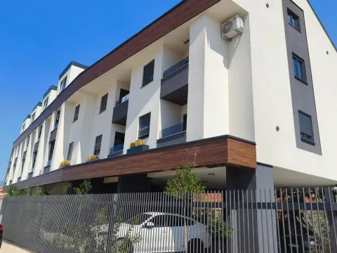 Pogled na spoljašnjost moderne stambene zgrade sa ogradom i parkingom. - image 12