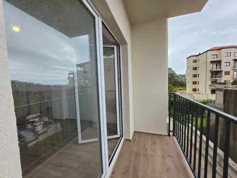 Nenamješten balkon sa pogledom na susjednu zgradu. - image 6