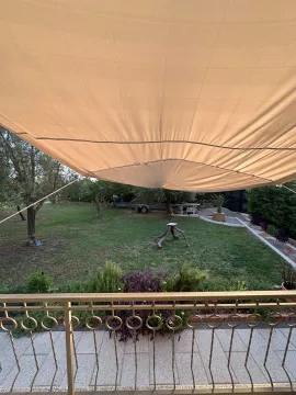 Pogled iz dvorišta sa nadstrešnicom i zelenom travnatom površinom. - image 16