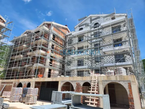 Pogled na stambenu zgradu u izgradnji sa skelama i građevinskim materijalom. - image 4