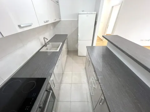 Izdavanje, poslovni prostor, 64m², City Kej, Podgorica - image 4
