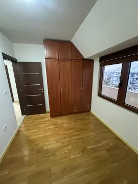 Empty room with a built-in wardrobe and parquet flooring. - image 16