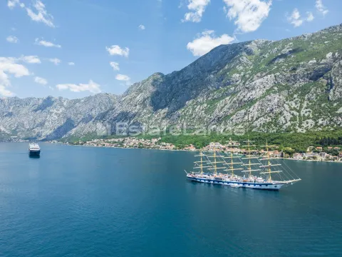 Pogled sa nekretnine na zaliv i planine. - image 8