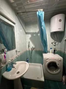Manje kupatilo sa tuš kabinom, umivaonikom i veš mašinom. - image 14