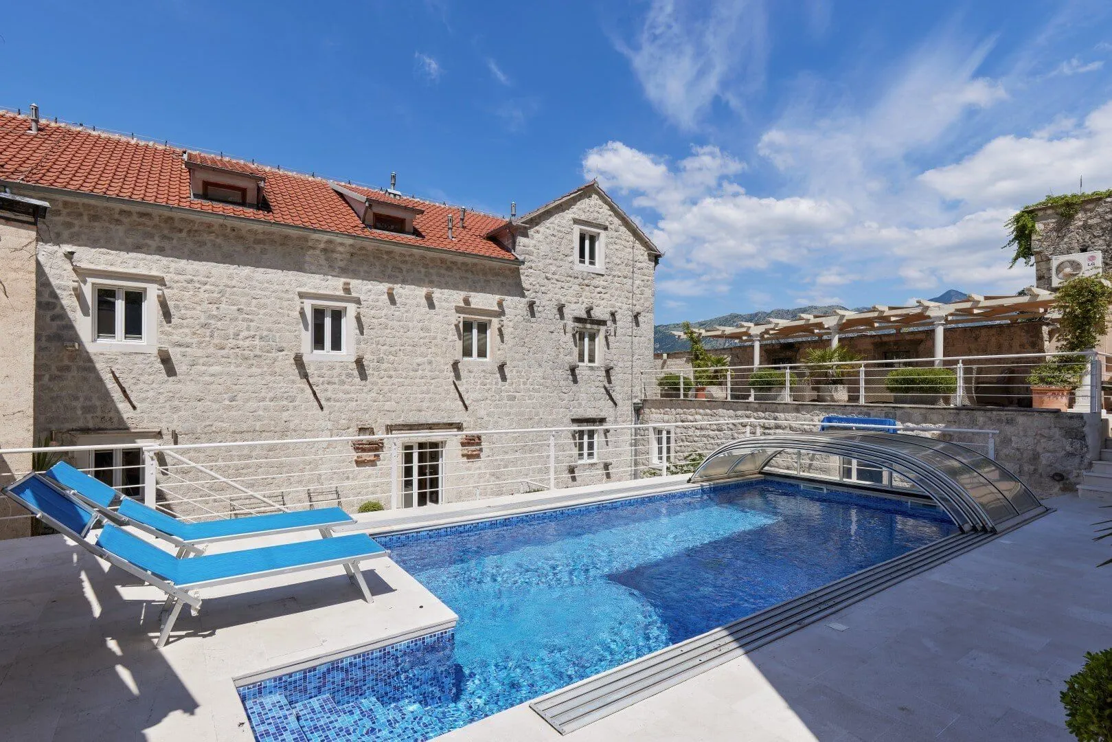 Rent, house, 2117m², Kotor, Crna Gora
