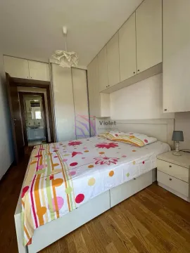 Namještena spavaća soba sa bračnim krevetom, ugradnim plakarima i pogledom na kupatilo. - image 6