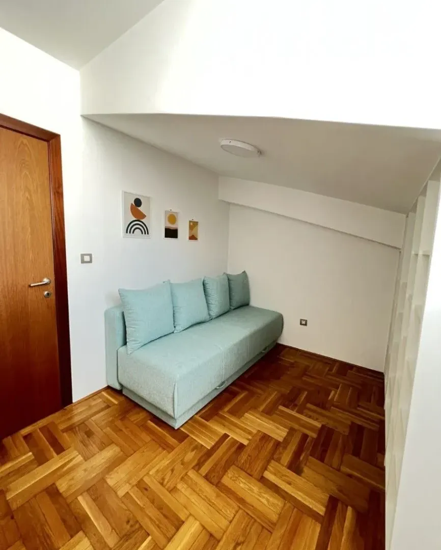 Izdavanje, dvosoban stan, 71m², Stari Aerodrom, Podgorica