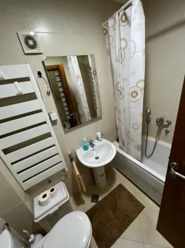Funkcionalno kupatilo sa kadom, lavaboom i ogledalom. - image 15