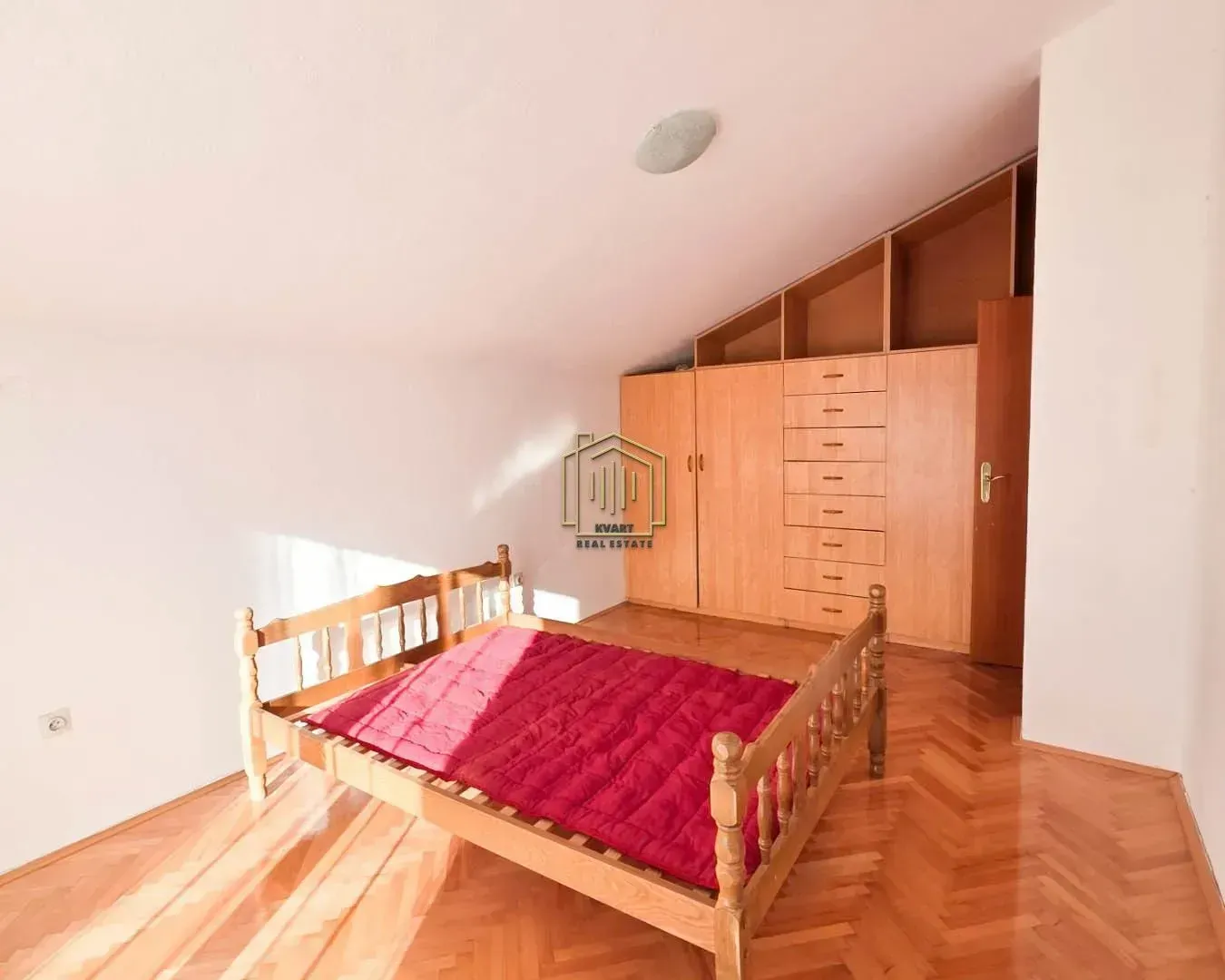 Prodaja, kuća, 350m², Zlatica, Podgorica