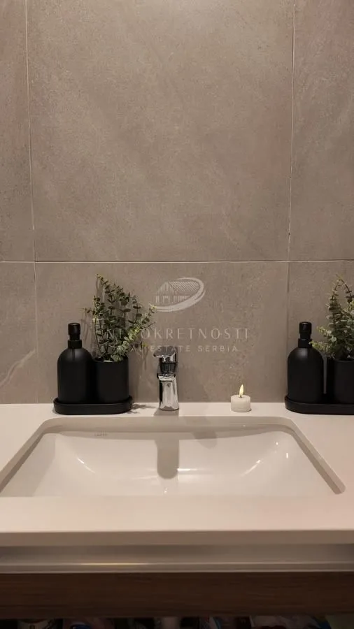 Izdavanje, trosoban stan, 73m², Savski Venac, Beograd