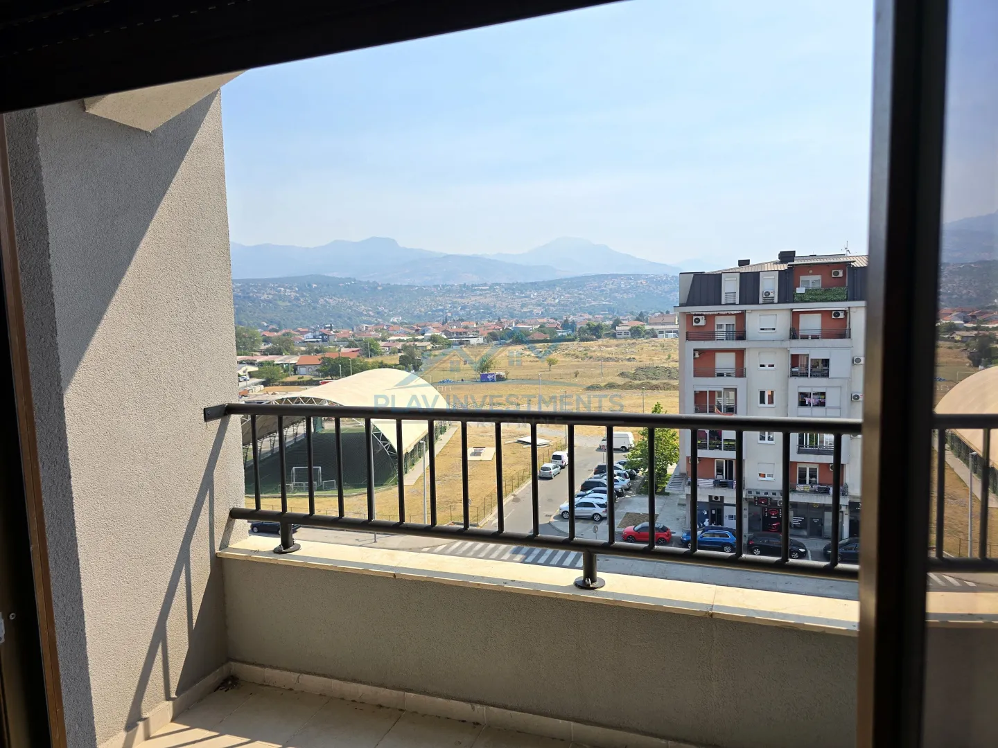 Pogled na okolinu i zgrade sa balkona.