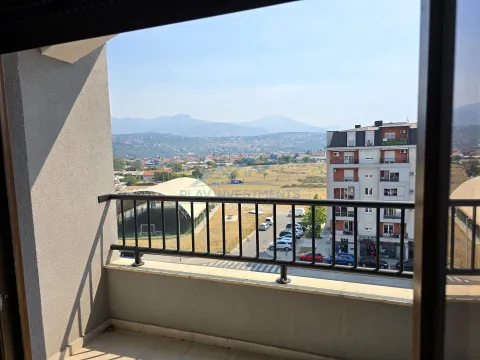 Pogled na okolinu i zgrade sa balkona. - image 8