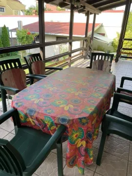 Natkrivena terasa sa trpezarijskim stolom i stolicama. - image 45