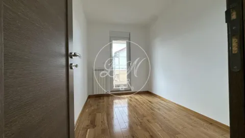 Prazna soba sa drvenim podom i prozorom. - image 9