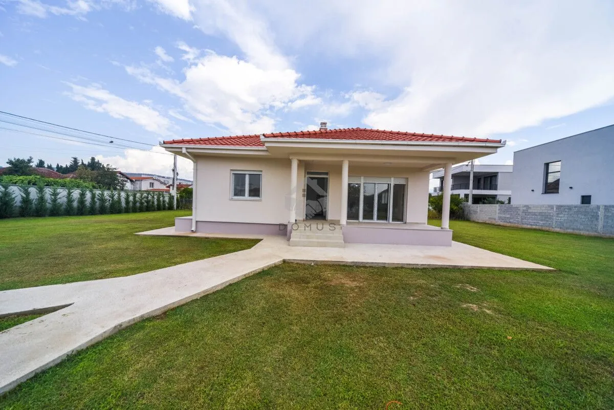 View of a ground-floor house with a landscaped yard and pathway.
