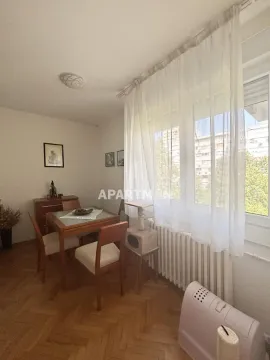 Trpezarijski deo sa stolom, stolicama i velikim prozorom sa belim zavesama. - image 3